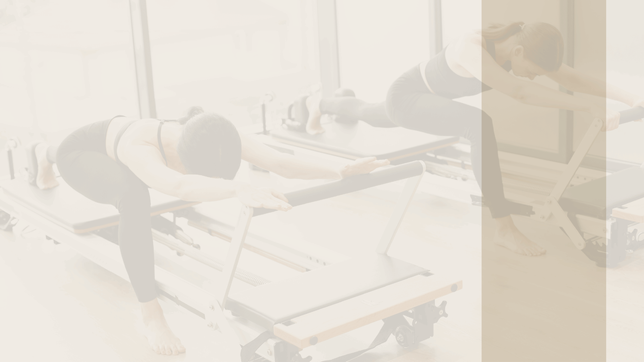 女性がMichelle PILATESで運動している様子